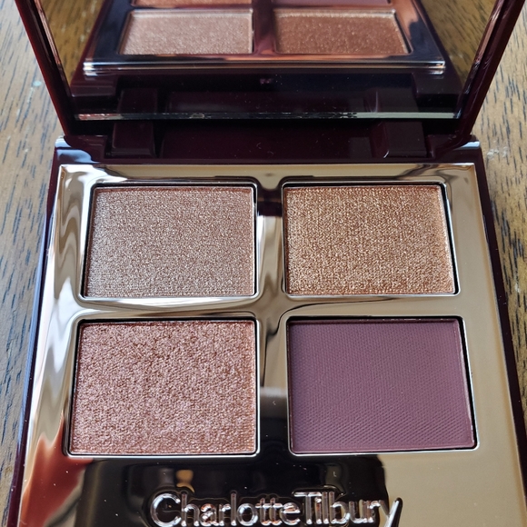 Charlotte Tilbury Queen of Glow Luxury Eyeshadow Palette - Picture 6 of 8